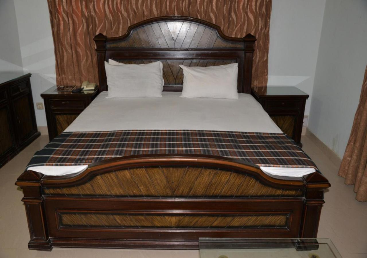 Step Inn Hotel Sukkur Exterior photo